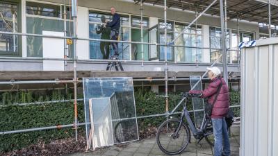 Man bekijkt renovatie woningen