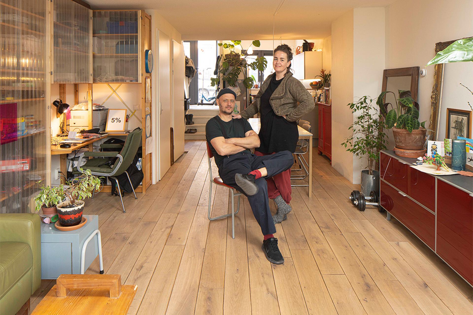 Stel in de woonkamer