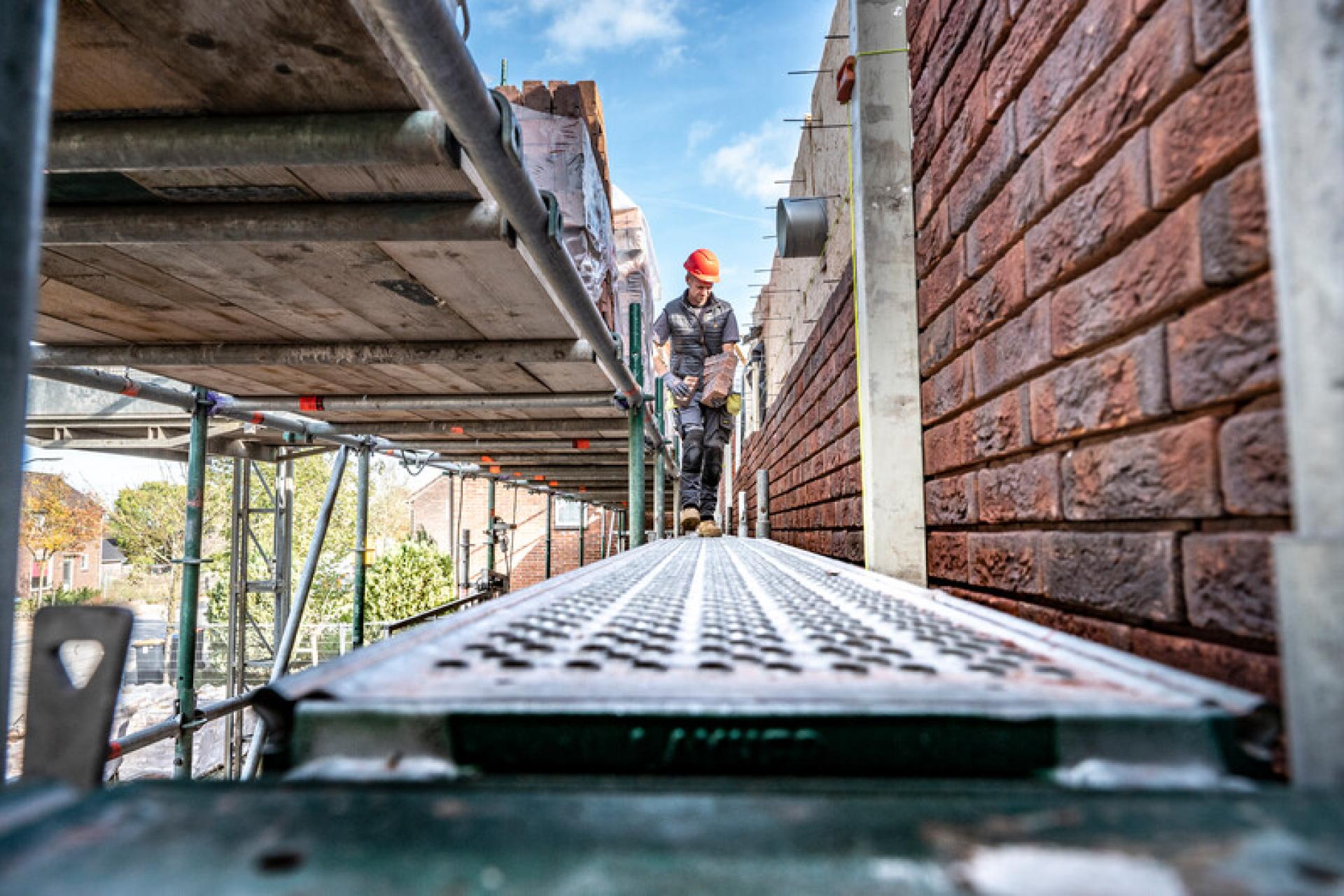 Bouwvakker op steiger