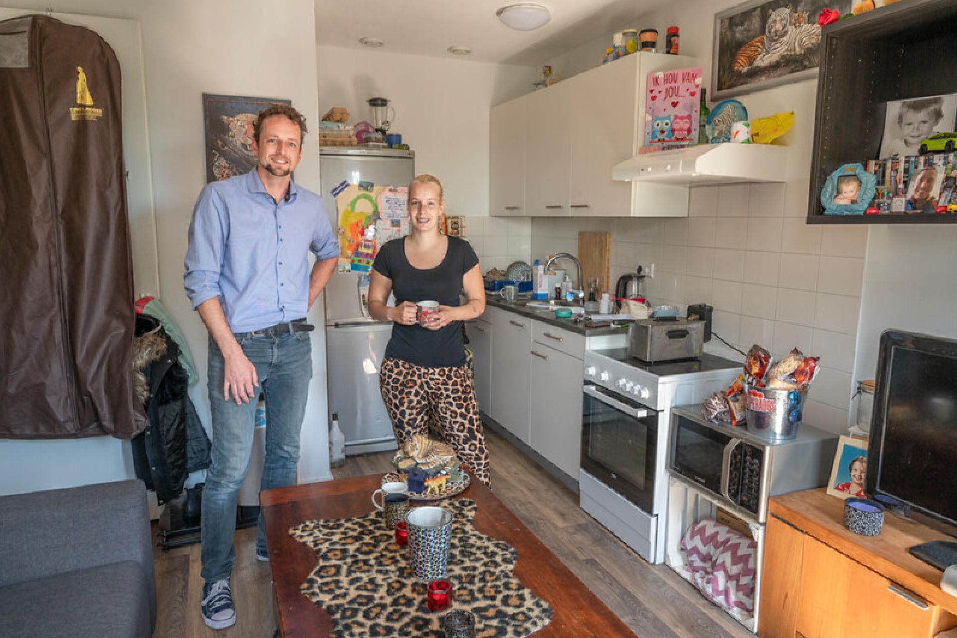 Man en vrouw in hun woning