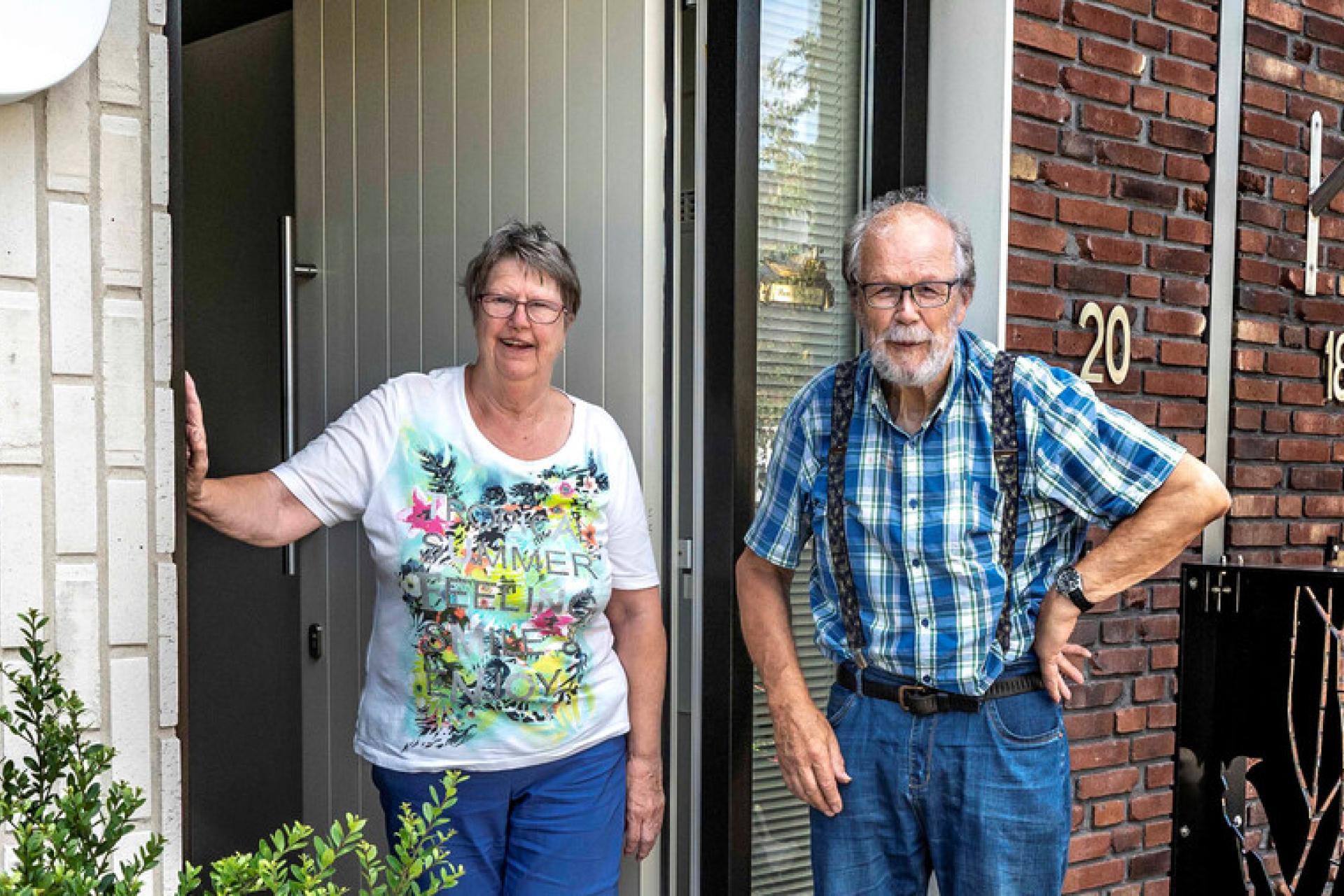 Ouder stel bij de voordeur