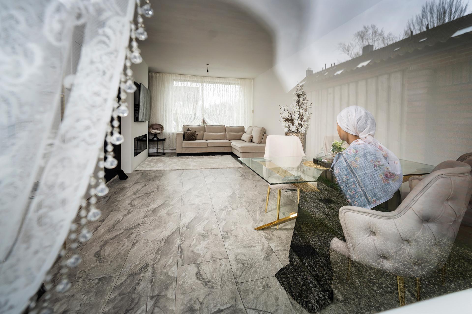 Hayat in haar woning in Eindhoven