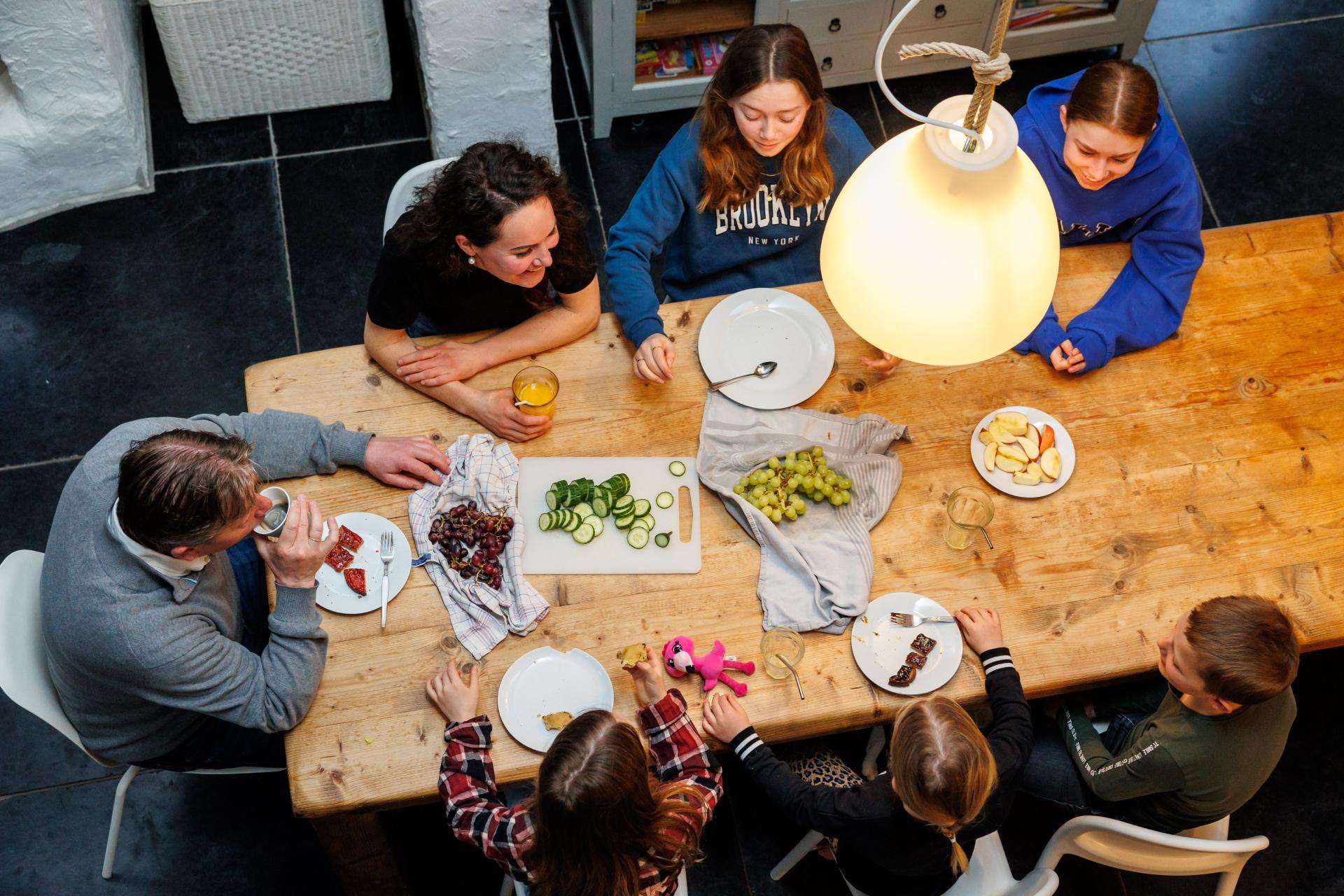 Marlieke Sijbrabdij aan de ontbijttafel - foto Selma van der Bijl 