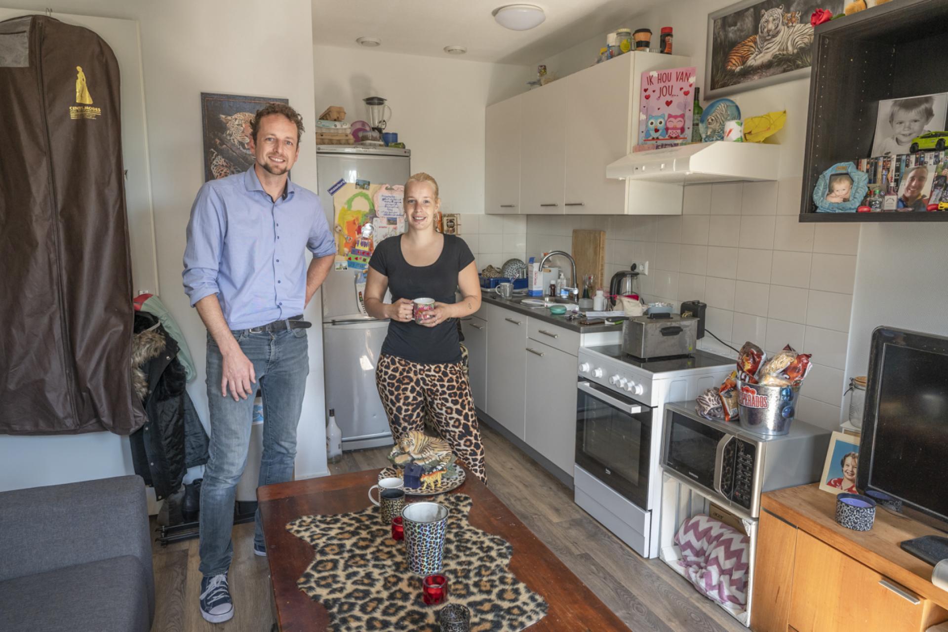 Guido van Ingen (sociaal beheerder Portaal) op bezoek bij Javelinja de Groot (bewoonster van Meanderpark in Nieuwegein).