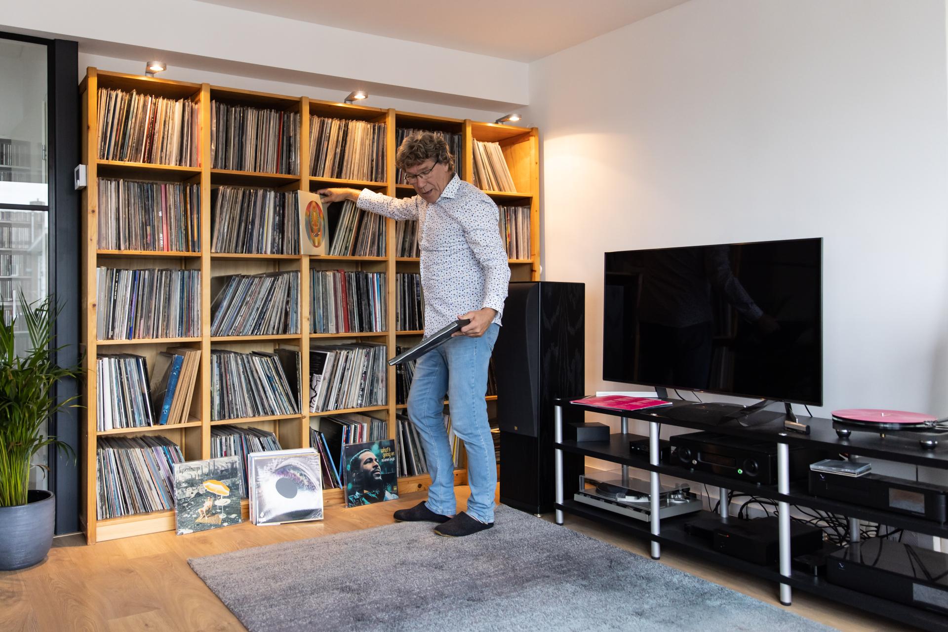 Ruud Geelhoed voor zijn platenkast