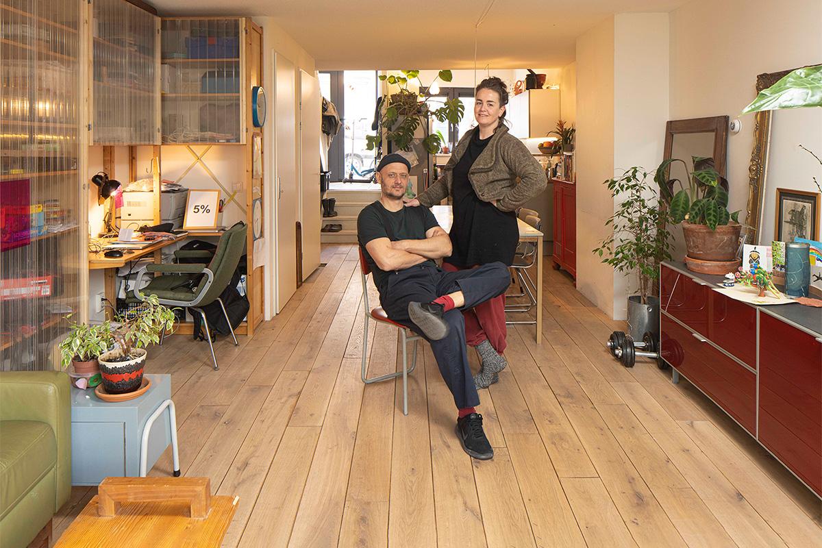 Stel in de woonkamer