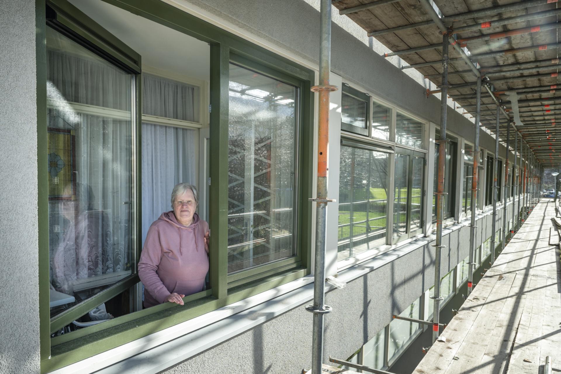 Grada Dorst, bewoner Catharinaland, in haar gerenoveerde en verduurzaamde woning.