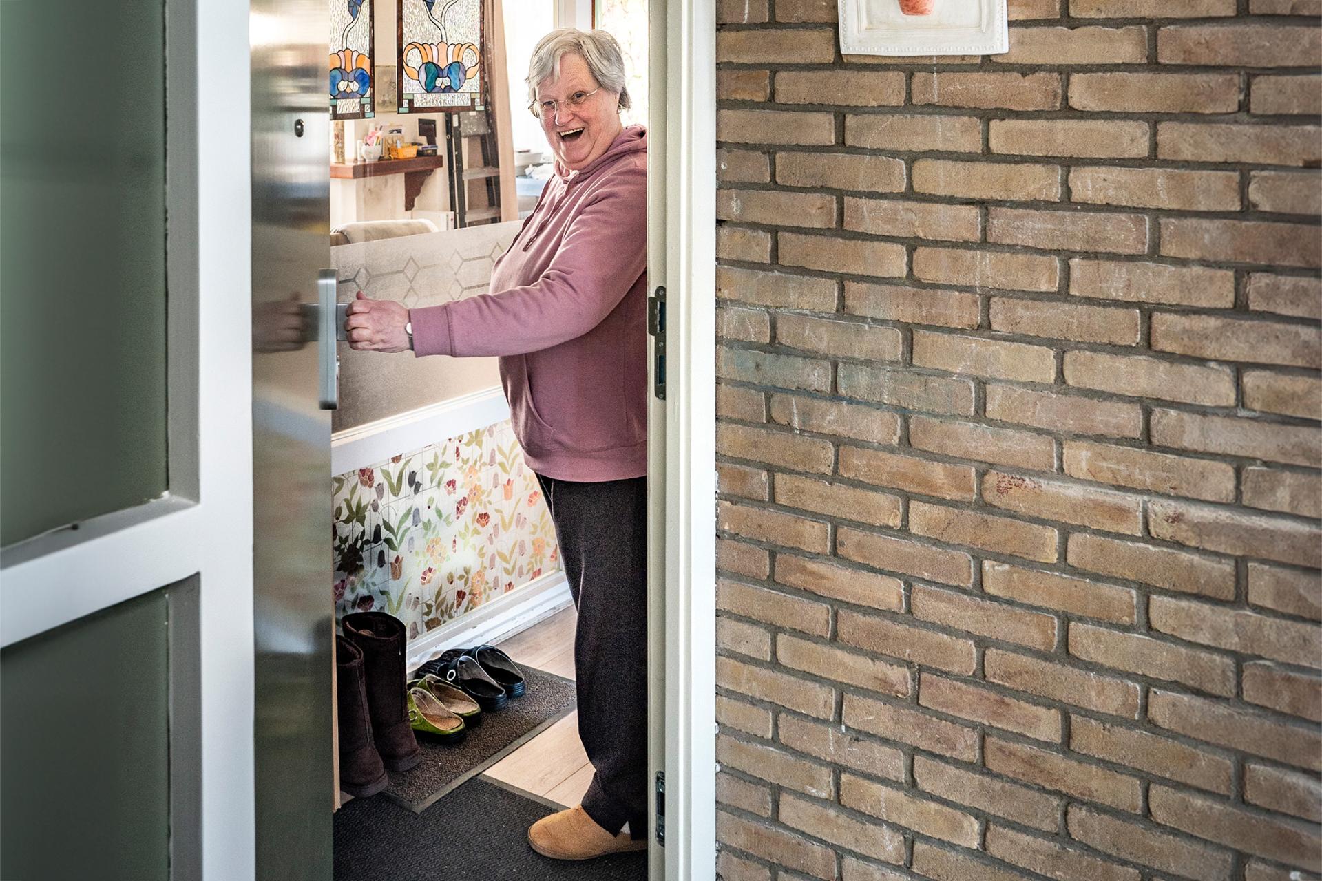 Grada Dorst, bewoner Catharinaland, in haar gerenoveerde en verduurzaamde woning.