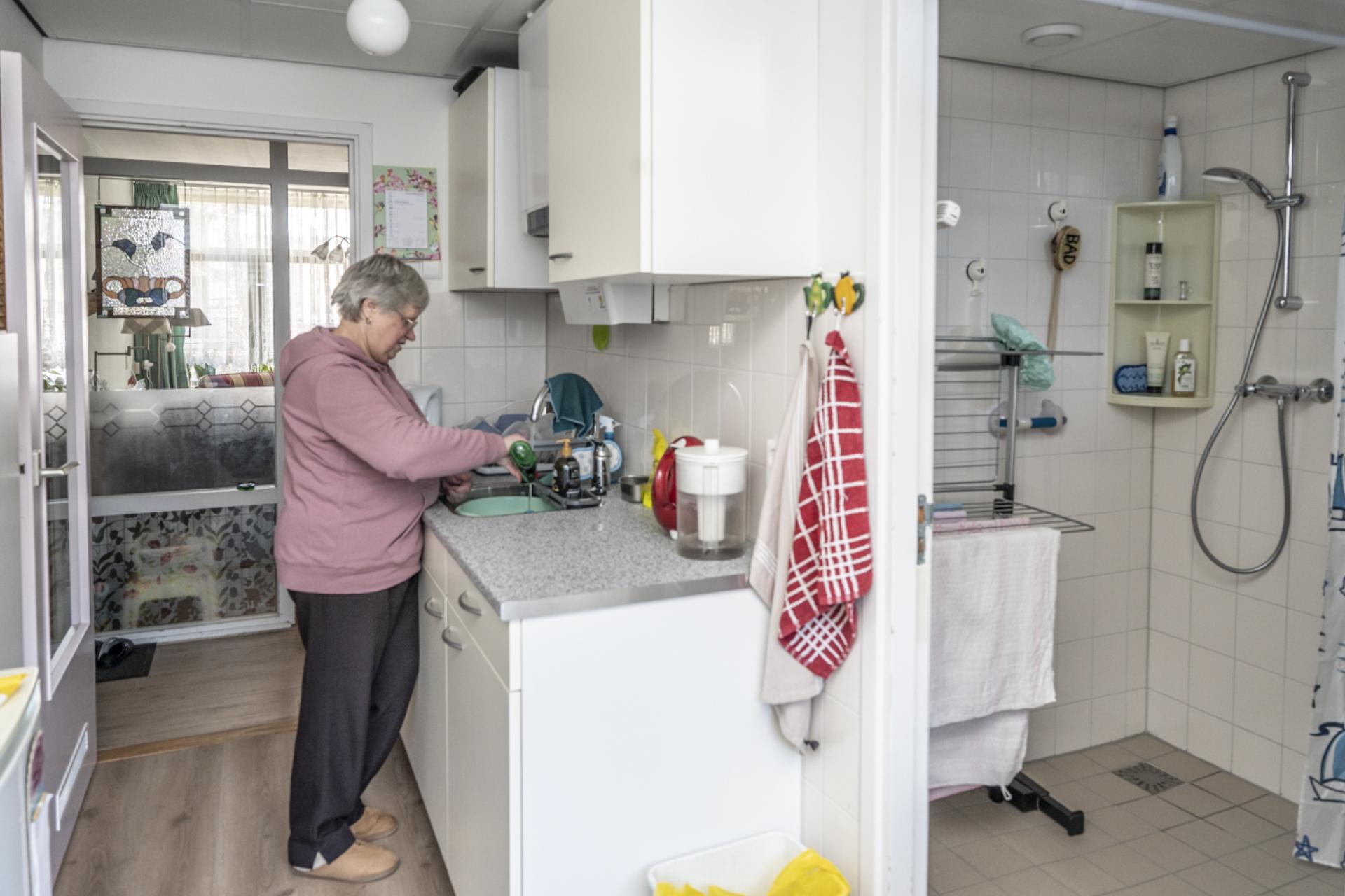 Grada Dorst, bewoner Catharinaland, in haar gerenoveerde en verduurzaamde woning.
