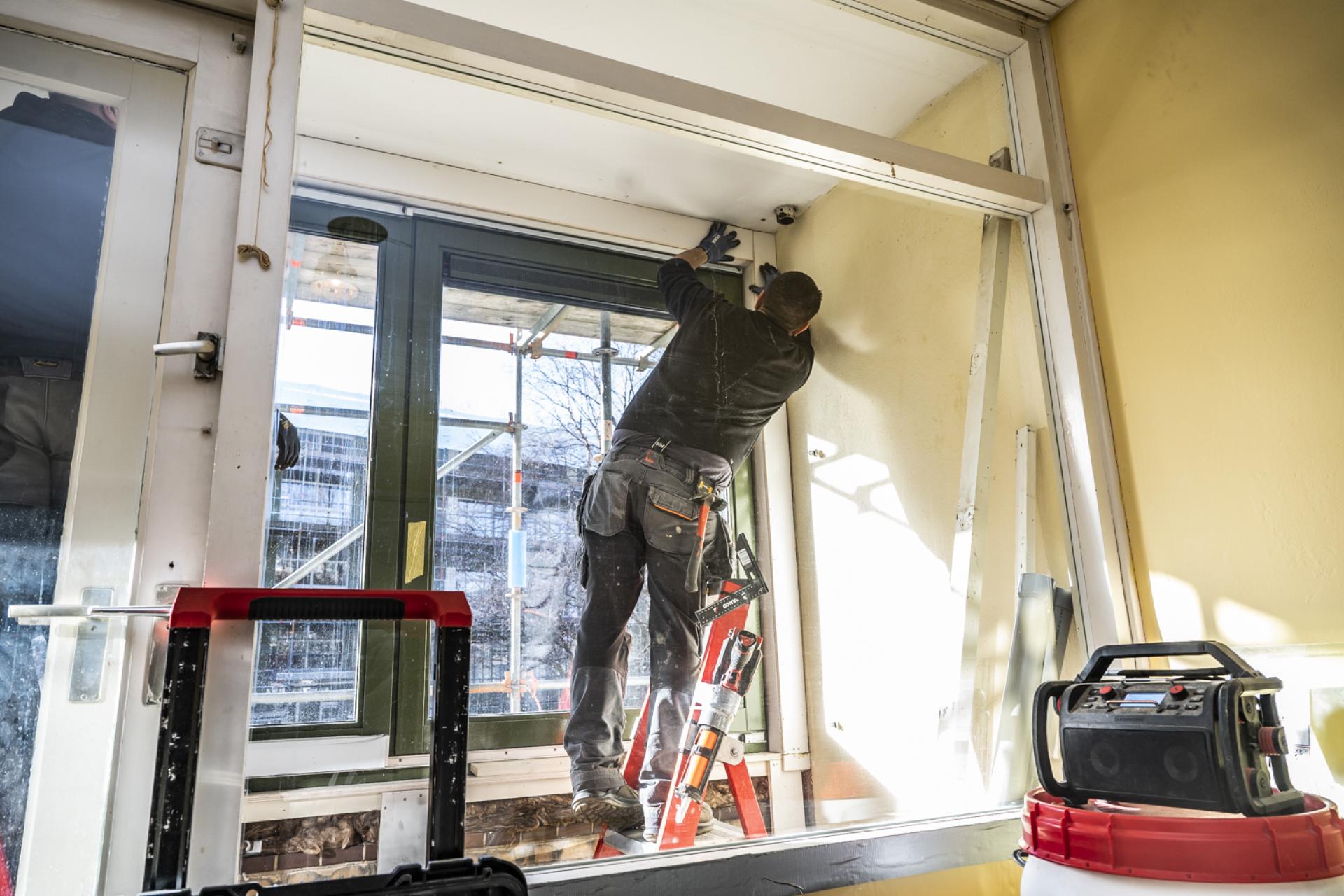 In het Haagse complex Catharinaland renoveert en verduurzaamt woningcorporatie Staedion 144 woningen