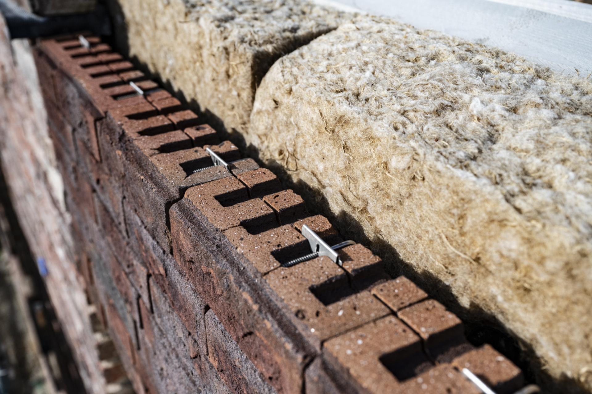 Muur die wordt gemetseld met isolatiemateriaal