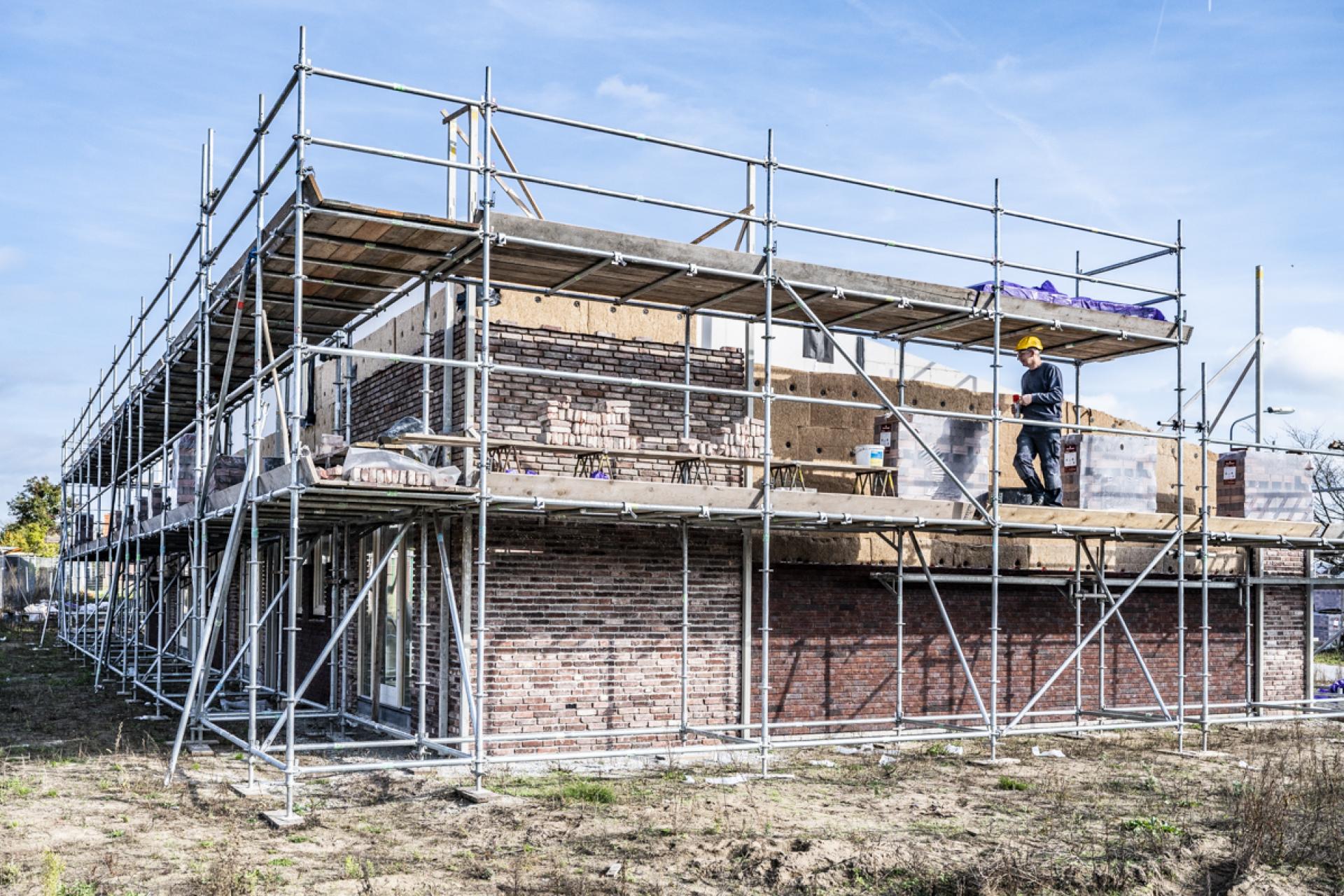 Huizen in aanbouw met steigers eromheen