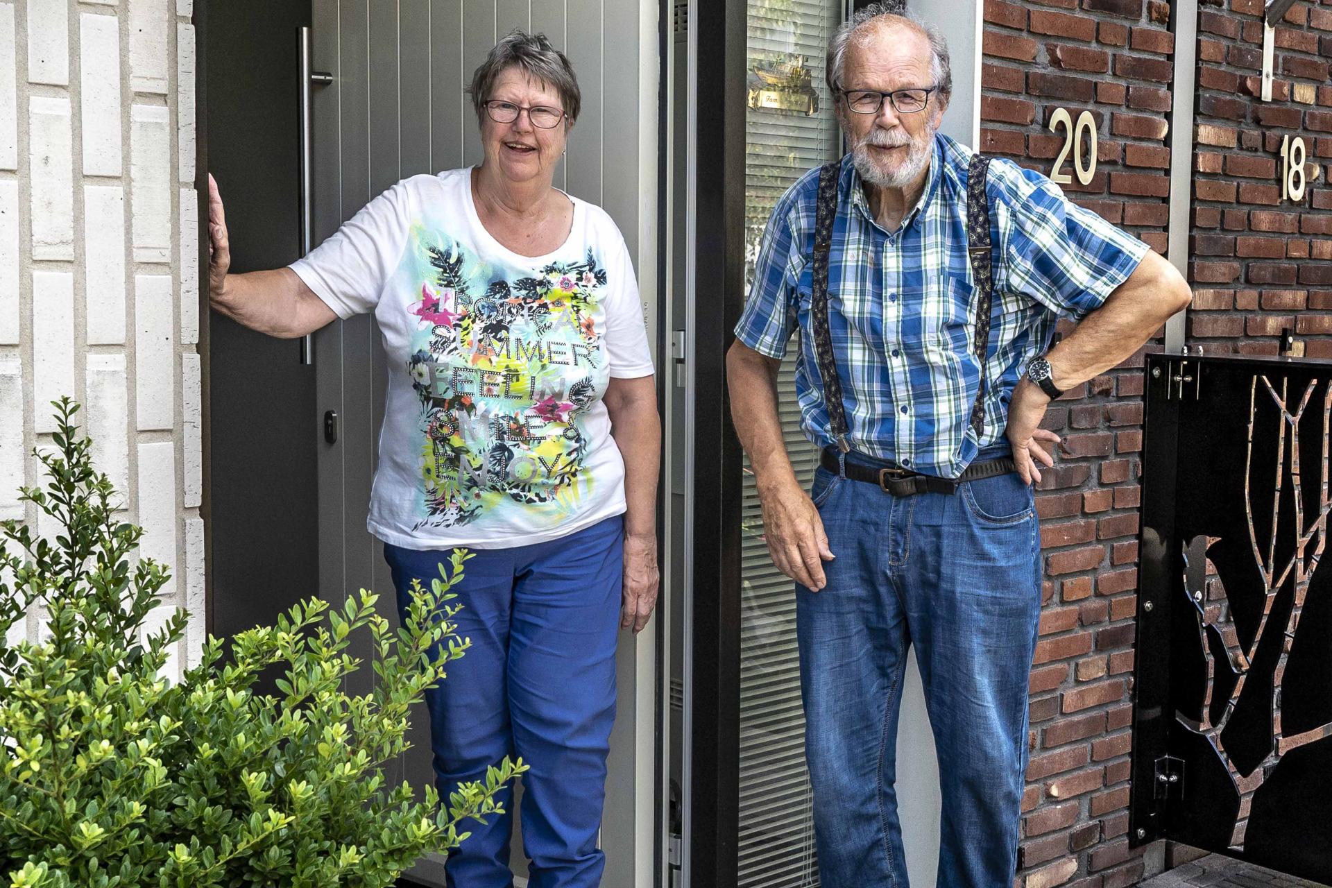  Ouder echtpaar in deuropening.
