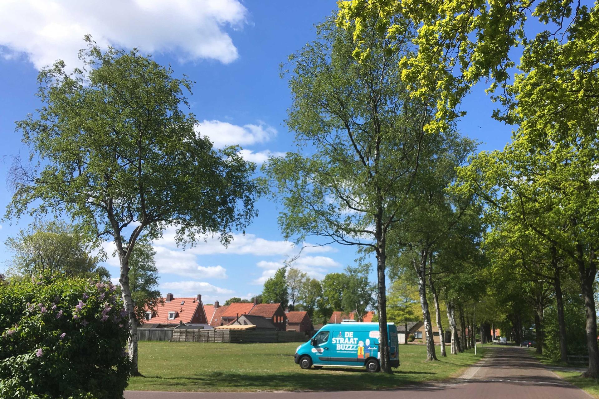 Een busje van Straatbuzz rijdt in het landschap