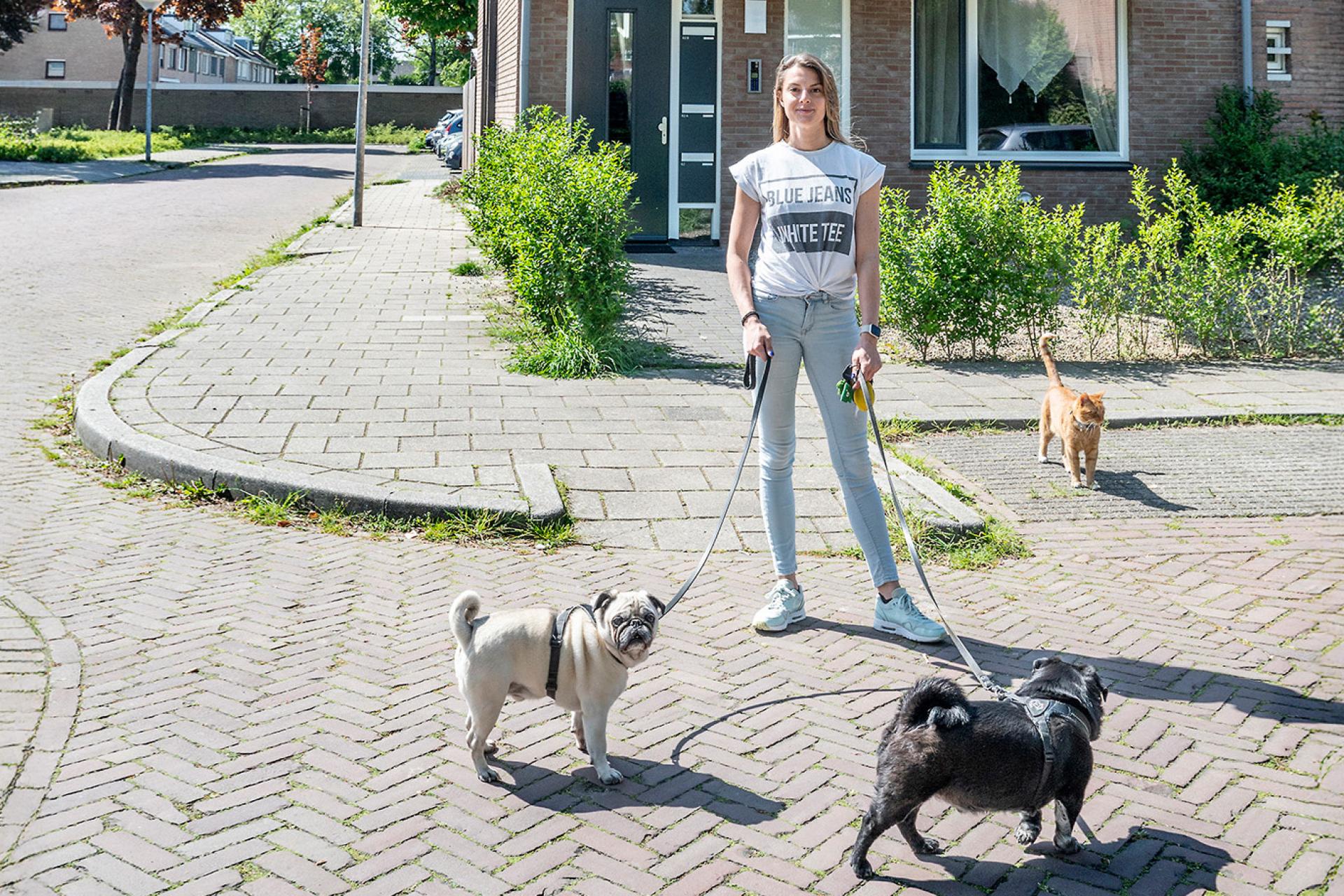 Bo Jansens met hondjes voor haar appartement