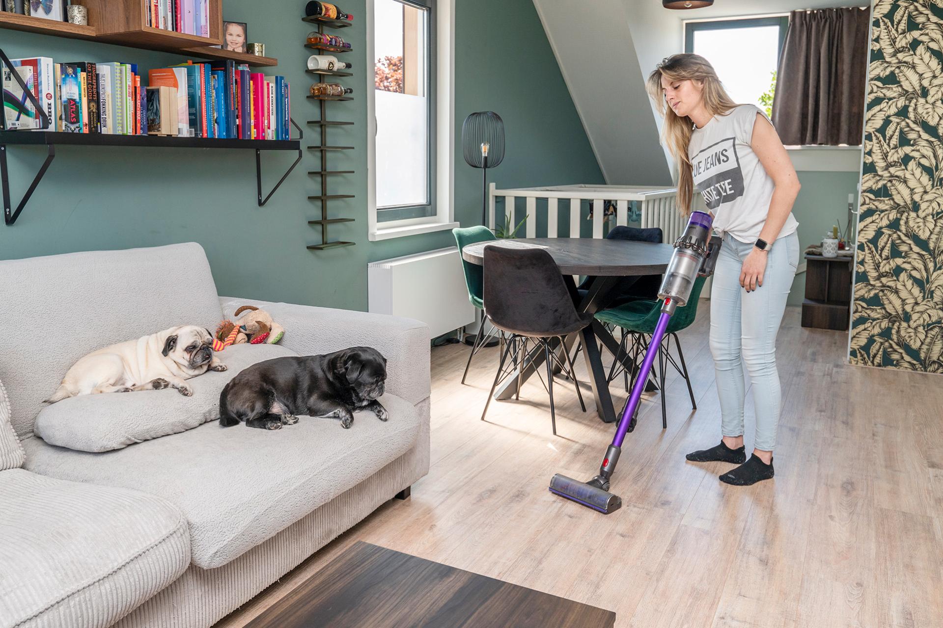 Bo Jansens in haar appartement