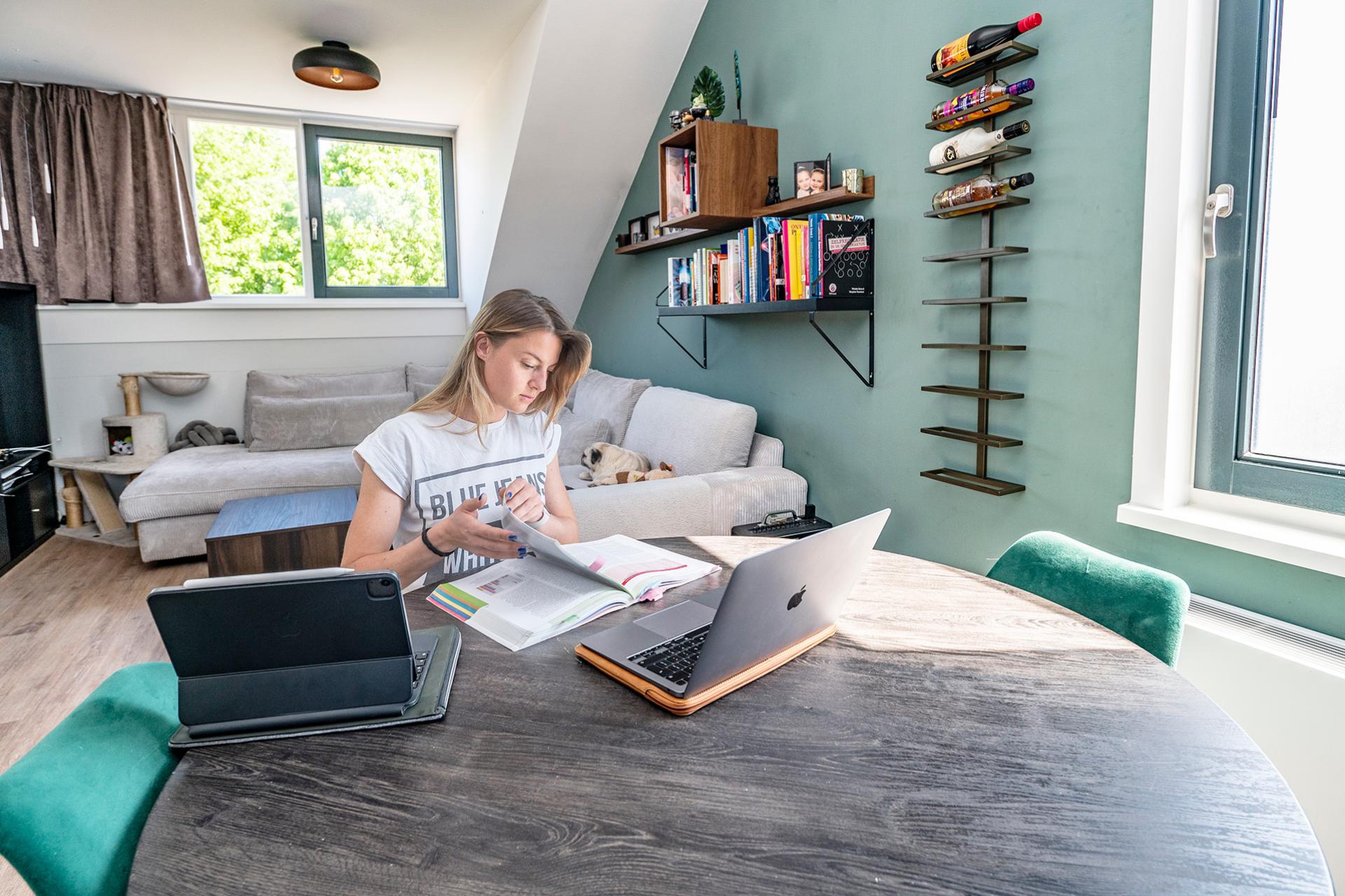 Bo Jansens in haar appartement