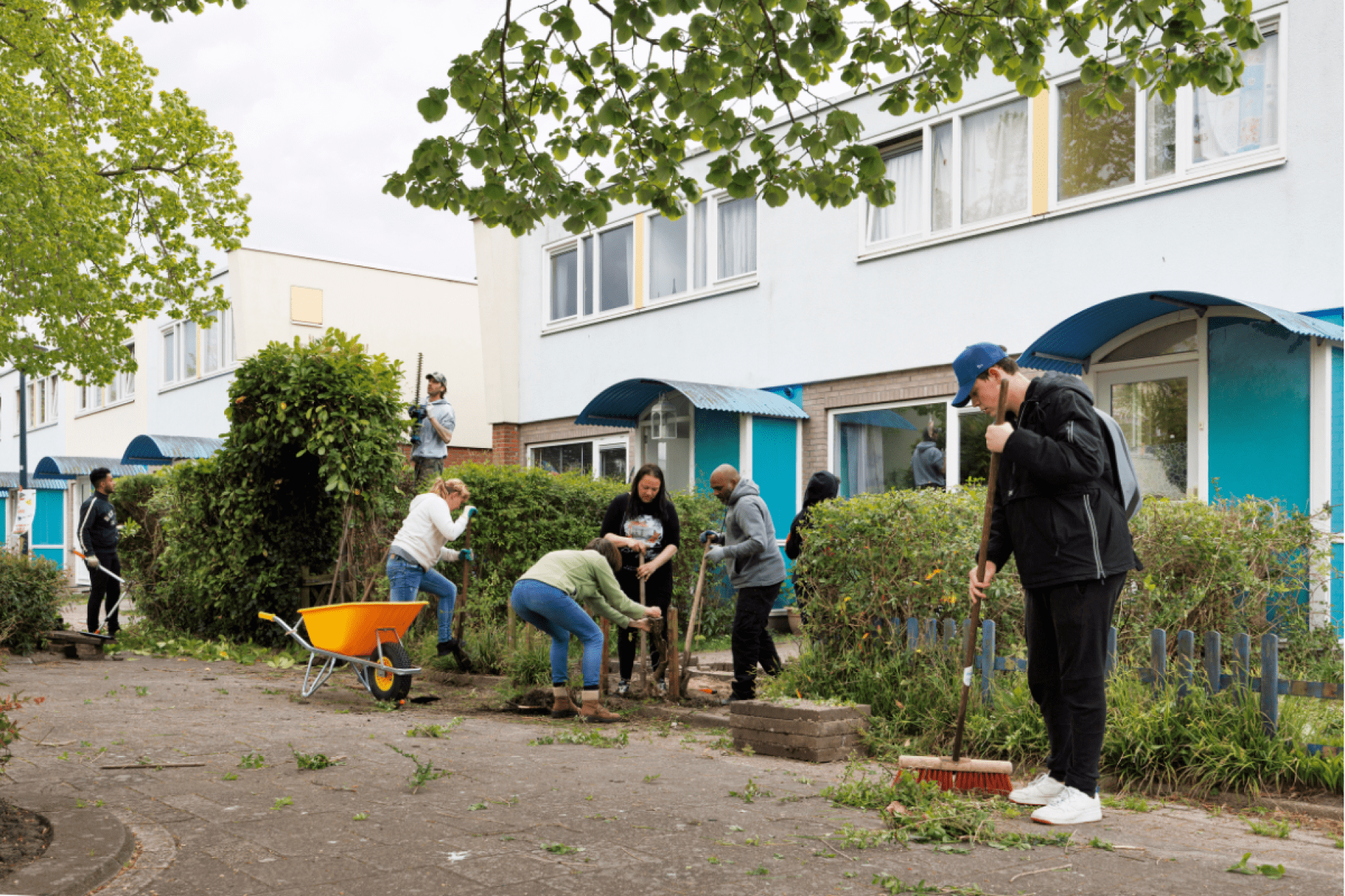 Buurtbewoners knappen samen hun tuinen op met hulp van woningcorporatie Intermaris en de buurtjongeren van Waalhandjes.