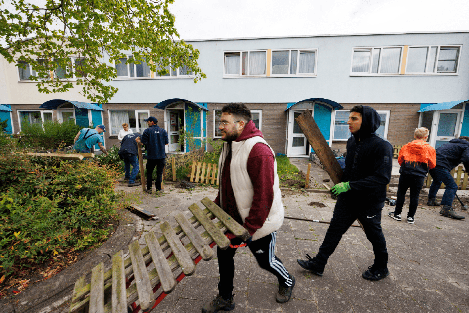 Buurtbewoners knappen samen hun tuinen op met hulp van woningcorporatie Intermaris en de buurtjongeren van Waalhandjes.