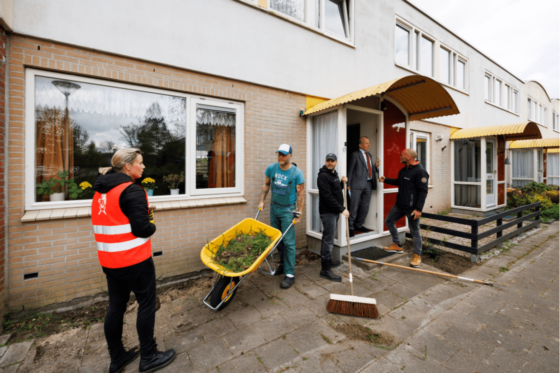 Buurtbewoners knappen samen hun tuinen op met hulp van woningcorporatie Intermaris en de buurtjongeren van Waalhandjes.