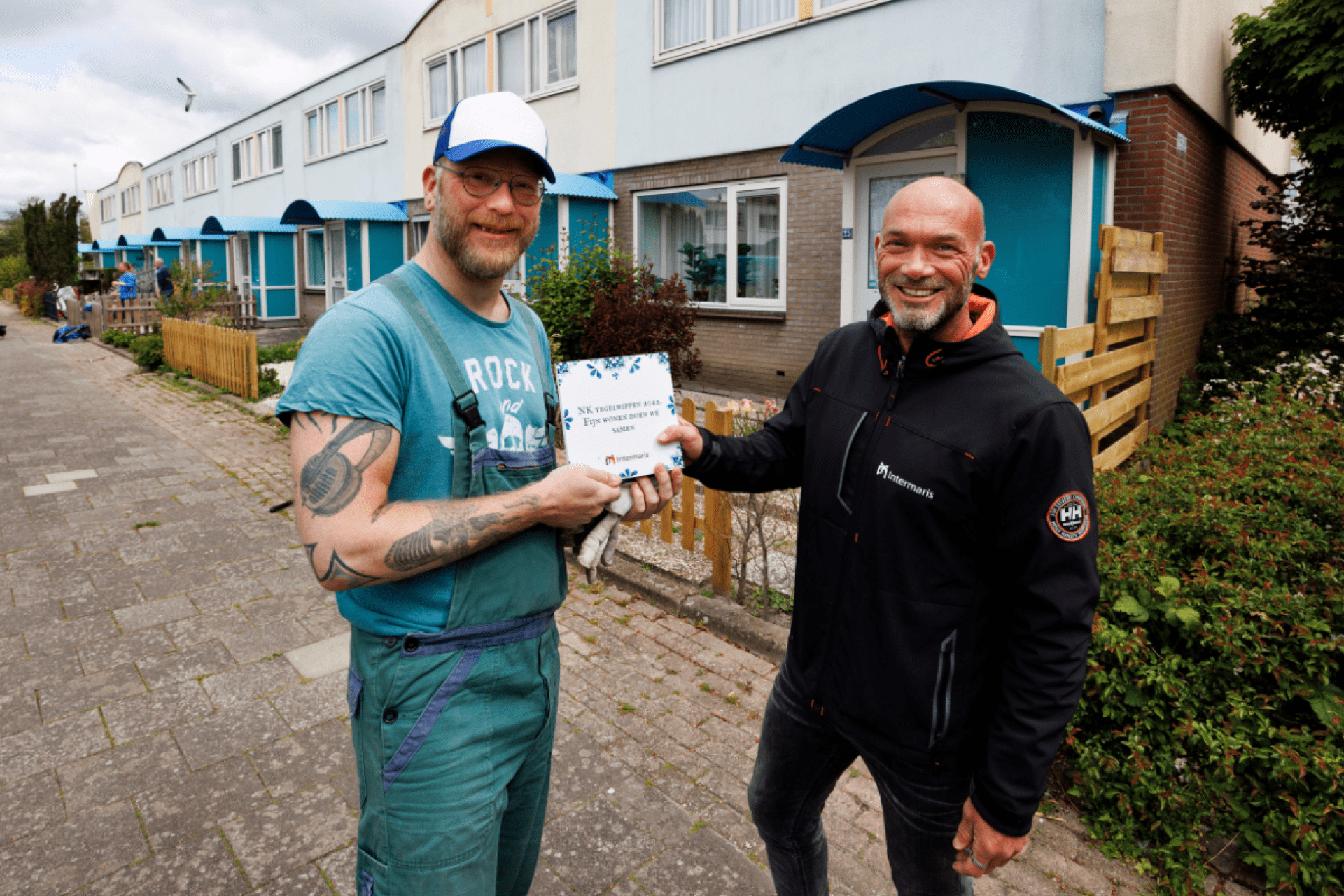 Buurtbewoners knappen samen hun tuinen op met hulp van woningcorporatie Intermaris en de buurtjongeren van Waalhandjes.