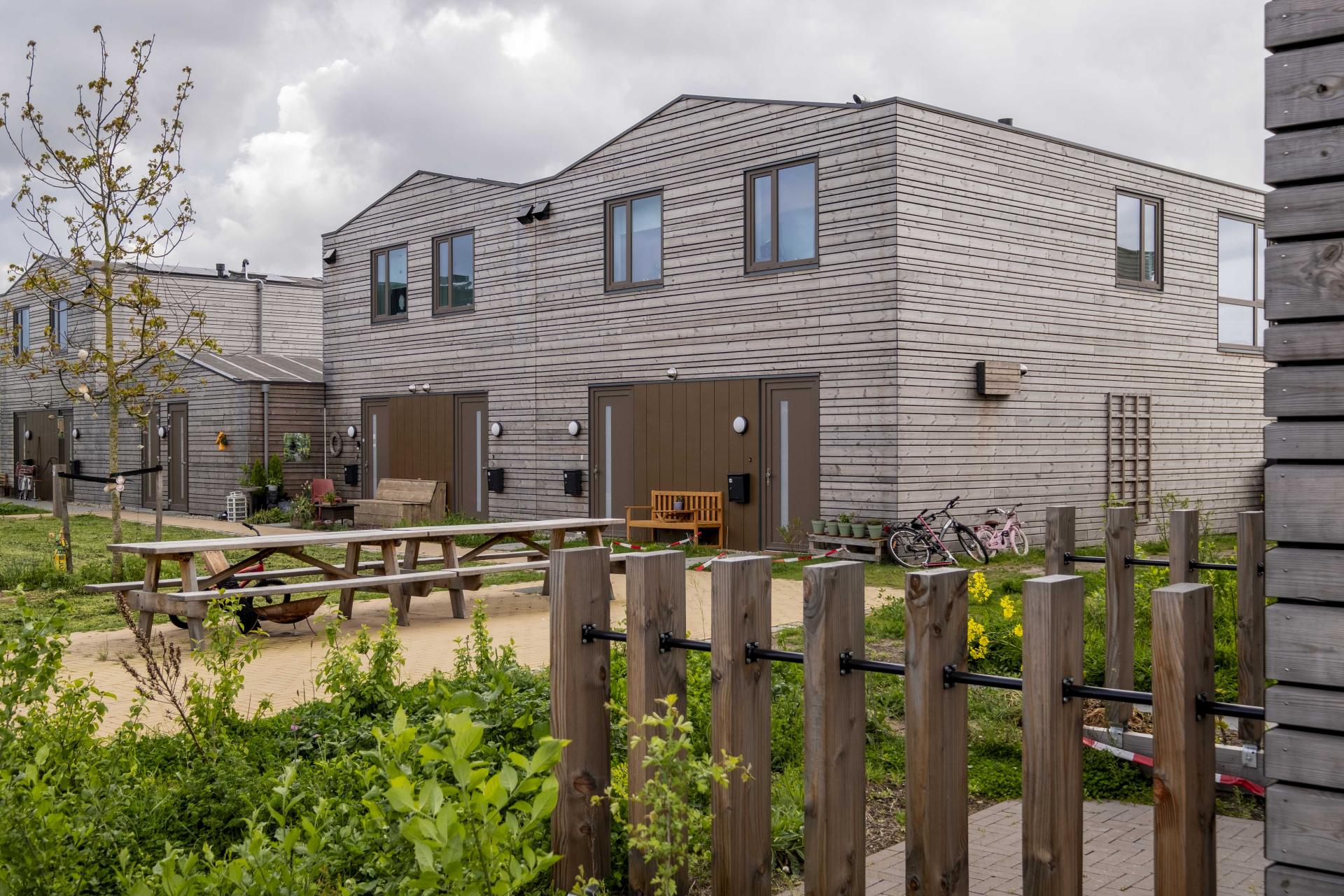 Houten woningen bij STEK en 's Hertogenbosch