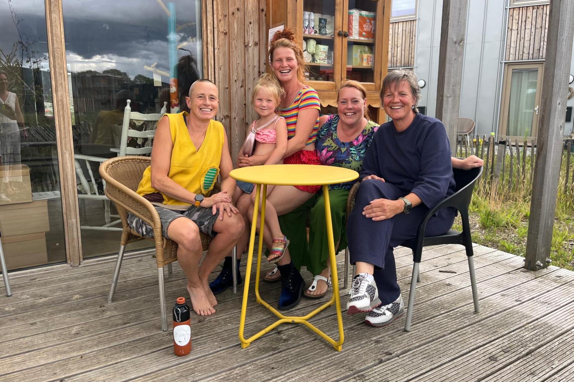 Bewoners houten woningen bij STEK in 's Hertogenbosch